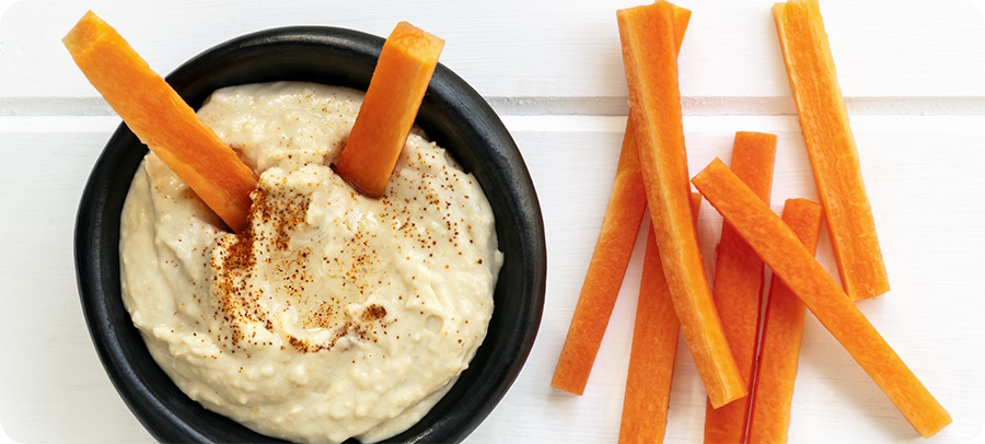 carrot sticks in hummus dip